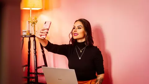 Atenție la ce transmiți pe profilul tău din social media