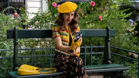 Emily in Paris: de unde să cumpărăm  ținutele din serial purtate de protagonistă?