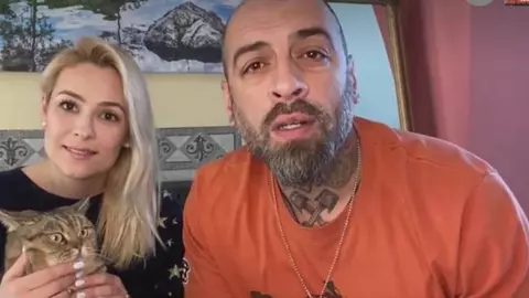 Viața lui CRBL de când s-a mutat în Spania cu familia. Cât plătește chirie lunar și ce face acolo: „Spaniolul este foarte leneș și foarte înapoiat”