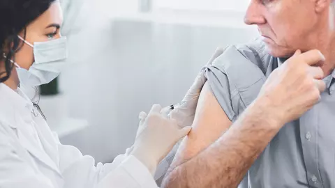 Vaccinarea cu două doze nu protejează suficient împotriva Omicron
