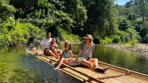 Cum se răsfață Laura Cosoi în cea de-a treia sarcină?