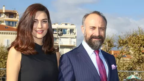 Ce mai fac actorii din serialul turcesc „1001 de nopți”, Berguzar Korel și Halit Ergenc
