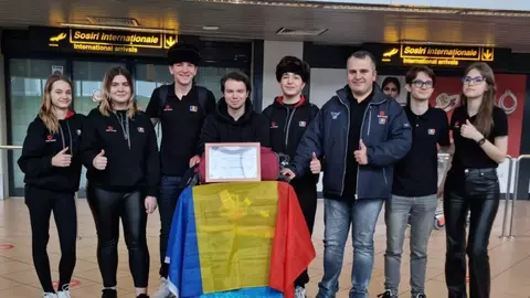 Echipa AutoVortex nevoită să renunțe la drapelul național. Cei șapte membri s-au clasat pe locul al doilea la concursul de robotică de la Sankt Petersburg