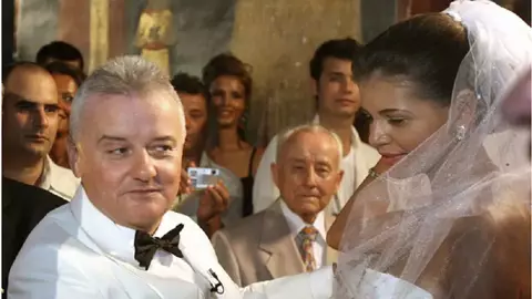 Monica Gabor, respinsă de rude după ce au aflat că are o relație cu Irinel Columbeanu. La nunta lor, a venit o singură persoană din partea ei