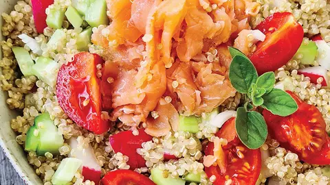 Salată cu quinoa și somon afumat