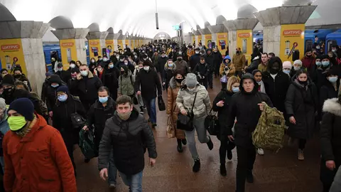 Europa se pregătește pentru un aflux de refugiați. Cetățenii ucraineni se grăbesc la stațiile de metrou pe fondul invaziei ruse