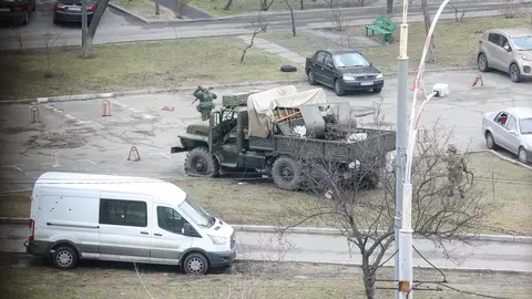 Disperare în Ucraina. O femeie ucraineană curajoasă se confruntă cu soldați ruși puternic înarmați: „Să crească măcar floarea-soarelui când vă culcați cu toții aici”