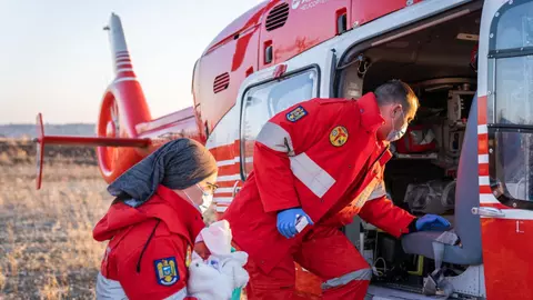 Doi bebeluși români, aflați în stare gravă în Ucraina, au ajuns în România