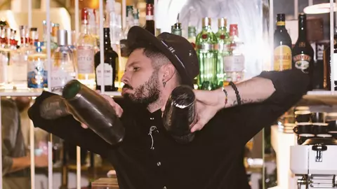 “Omul sfințește locul”: echipa de barmani de excepție din spatele The Saint 139