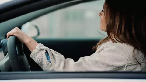 Urcă-te la volan fără teamă chiar dacă ești începătoare. 3 sfaturi pentru a pleca la drum liniștită