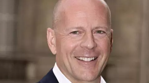 Bruce Willis, apariție neașteptată în oraș alături de un prieten. Cum arată acum actorul care suferă de afazie?