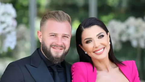 Ilinca Vandici se mută într-o vilă de lux, lângă pădure. Primele imagini din casa vedetei: „O să avem și un candelabru mare”