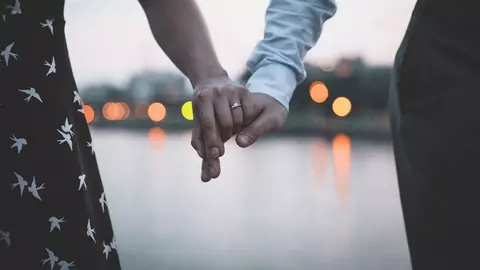 O femeie și-a cerut iubitul în căsătorie. Iată reacția neașteptată a acestuia
