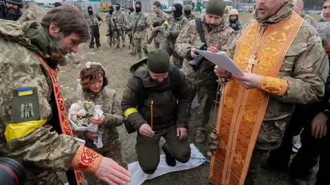 Doi membri ai Forțelor de Apărare ucrainene s-au căsătorit la punctul de control de la Kiev