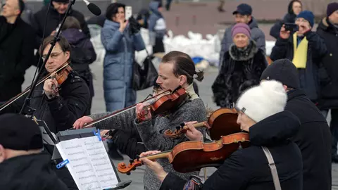 Gestul orchestrei ucrainene a adunat zeci de oameni în piața din Kiev