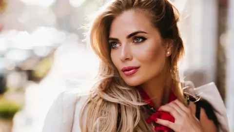 3 avantaje vestimentare când porți o eșarfă elegantă semnată de Pami
