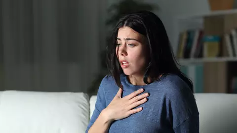 O femeie trăiește lunar cu teama ca menstruația să nu-i declanșeze un atac fatal