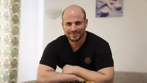 Dan Bujor, maseurul vedetelor, poveste de viață cutremurătoare: „A trebuit să mă dea la casa de copii”