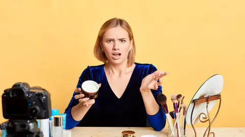 Nu mai arunca cremele de față expirate: iată ce poți face cu ele