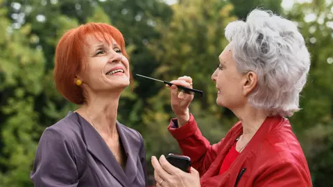 Cum să arăți cu 10 ani mai tânără: 8 trucuri care funcționează