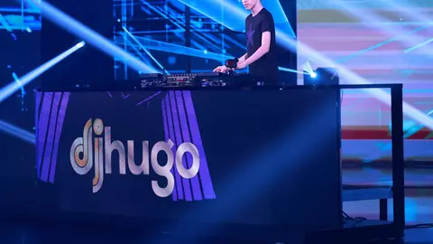 Succes pentru DJ Hugo de la „Românii au talent”.  Tânărul care a fost hărțuit la școală va mixa la unul dintre cele mai mari festivaluri din România