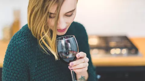 Iubitor de vin? 4 moduri de a învăța mai multe despre el