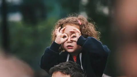 Cum îți dai seama dacă micuțul tău are probleme de vedere? 4 semne la care să fii atent