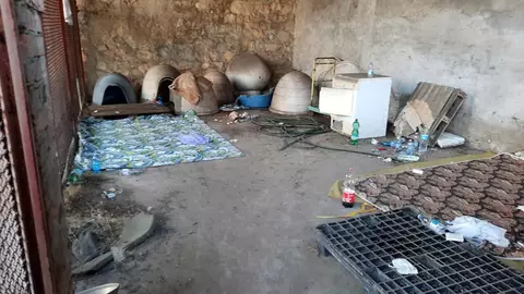 Cinci români din Verona dormeau în cuști pentru câini