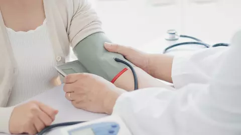 Cum poți reduce tensiunea arterială cu un exercițiu ușor pentru mâini. Este mai bun decât medicamentele