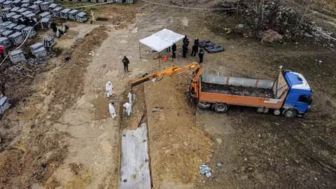 O sarcină îngrozitoare: deshumarea morților din Ucraina pentru investigații privind crimele de război
