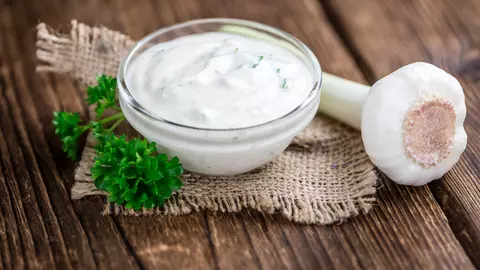 Secretul unui sos delicios: Sos de usturoi și unt