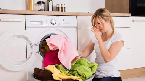 Cum se curăță mașina de spălat rufe? Pași pentru a elimina mucegaiul și mirosurile neplăcute