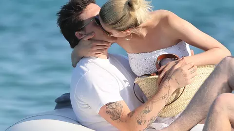 Nu se mai pot abține! Brooklyn Beckham și Nicola Peltz s-au sărutat pasional în văzul tuturor