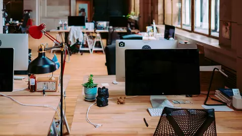 8 întrebări care te ajută să-ți arăți interesul din primele zile la job