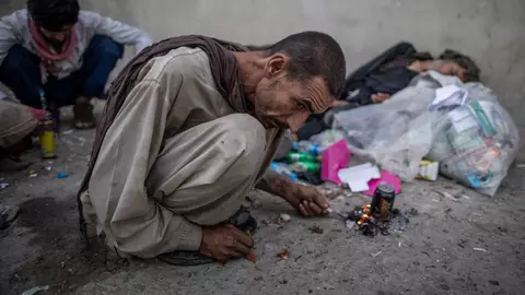 Iadul drogurilor din Kabul. Până și câinii sunt dependenți de heroină, iar cadavrele afganilor supradozați sunt împrăștiate pe străzi