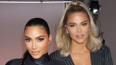 Kim și Khloe Kardashian, identice la plajă. S-au îmbrăcat în costume de baie minuscule și au părul blond