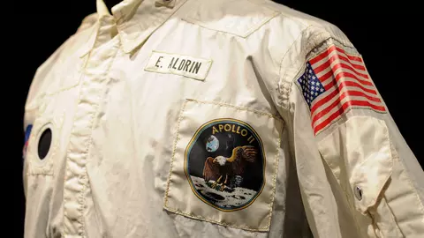Jacheta cu care a fost pe Lună Buzz Aldrin se vinde cu suma uriașă de 2,8 milioane de dolari