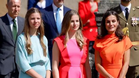 Au ajuns să poarte aceleași haine! Regina Letizia a Spaniei și prințesa Leonor, fiica ei, au îmbrăcat aceeași rochie