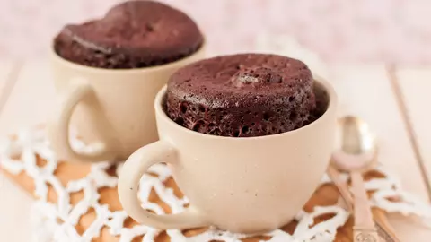 Cum să faci prăjitură de ciocolată într-un cuptor cu microunde?