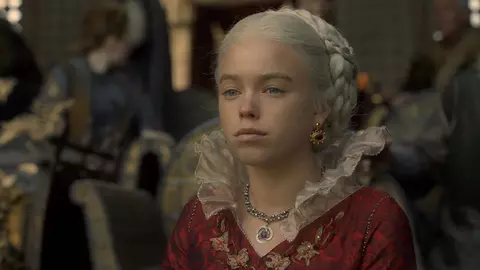 Cum arată Milly Alcock, actrița care o interpretează pe Rhaenyra Targaryen în „House Of The Dragon”: „Spălam vase într-un restaurant”