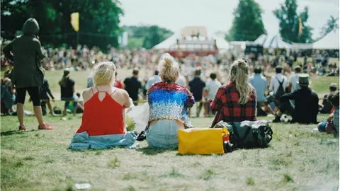 Top 3 ținute pe care să le porți la un festival de muzică vara asta