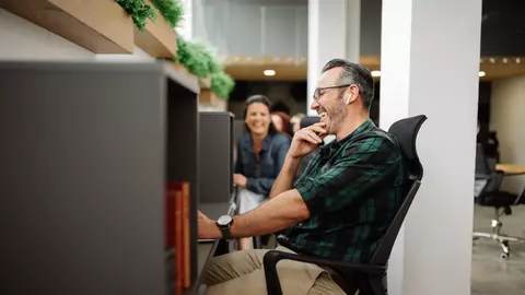 Mișcări care te pot ajuta să arzi calorii chiar dacă ești la birou
