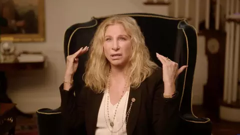 Cum a reușit Barbra Streisand să transforme greutățile copilăriei într-o carieră de succes?