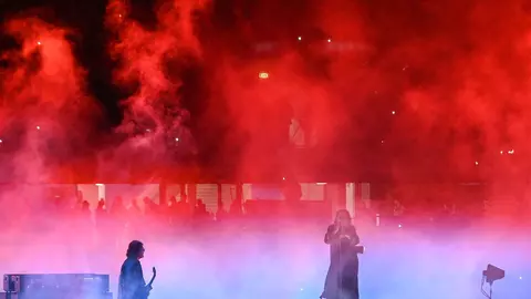 Ozzy Osbourne a revenit pe scenă, în ciuda problemelor sale de sănătate. Boala cumplită de care suferă