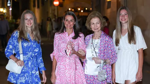 Regina Letizia se îmbracă de la Zara! Rochia pe care a îmbrăcat-o acum costă 160 de lei și poate fi găsită și în România