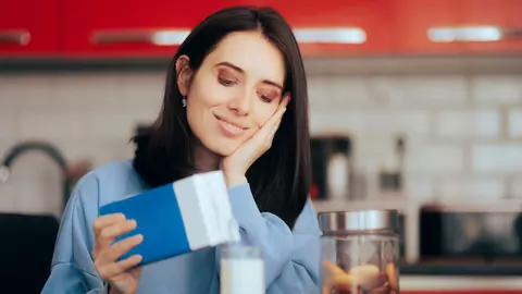 Cum torni lichidele dintr-o cutie astfel încât să nu stropești lucrurile din jur?