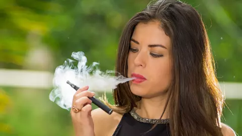 Vapatul poate „trezi" celulele canceroase. Iată ce spun specialiștii despre alternativa fumătorilor