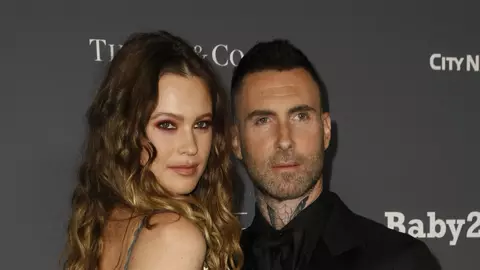 Adam Levine, solistul trupei Maroon 5, acuzat că și-a înșelat soția însărcinată. Amanta, un fotomodel de 23 de ani, face primele declarații