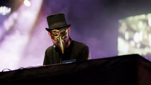 Claptone, artistul care a pregătit ceremonia oficială de deschidere a festivalului UNTOLD 2022, le-a făcut o surpriză fanilor