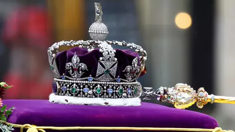 Coroana de stat imperială a Reginei Elisabeta a II-a căzut și s-a făcut bucăți